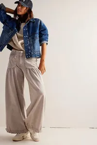 Dettaglio dei pantaloni cargo a vita alta marrone chiaro con tasche a pieghe e stile casual