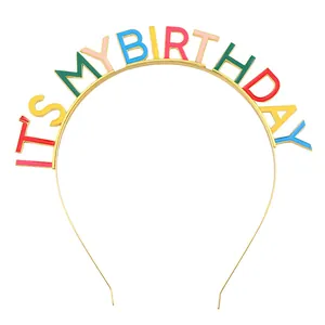 Détail des lettres colorées IT'S MY BIRTHDAY en émail sur un serre-tête d'anniversaire doré