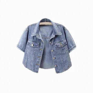Kurzärmelige Jeansjacke für Damen in hellblauer Waschung mit klassischen Brusttaschen