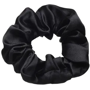 Coletero elegante de satén negro con acabado brillante y textura plisada de calidad