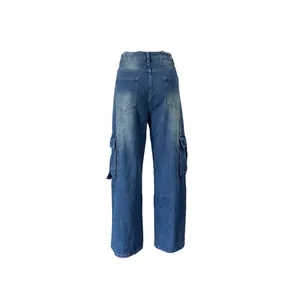 Détail du jean cargo large bleu foncé délavé avec poches arrière et texture de tissu denim