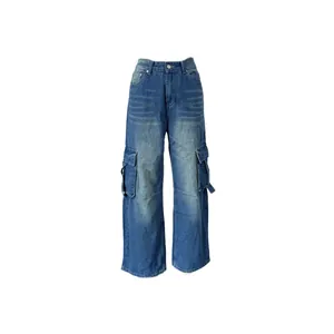 Détail des poches cargo et texture denim délavé sur ce pantalon large en jean