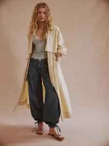 Outfit donna con trench giallo chiaro e jeans vintage a vita alta con fondo elasticizzato