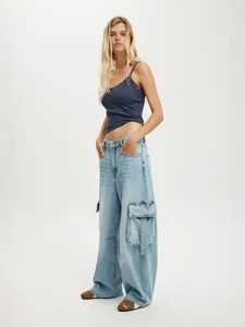 Jeans cargo larges pour femmes en bleu clair délavé avec poches latérales et sangles