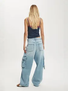 Jean cargo large bleu clair pour femme avec grandes poches et taille haute tendance