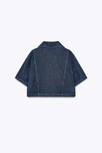Vista posteriore della giacca di jeans blu scuro con cuciture a contrasto e colletto