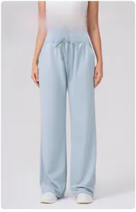 Vue détaillée du pantalon de yoga bleu clair à jambes larges avec taille à cordon
