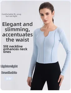 Détail d'un haut de yoga bleu clair avec col en V fendu et tissu côtelé respirant