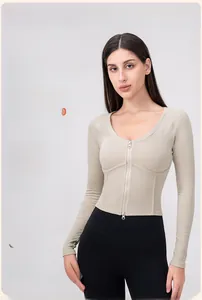 Dettaglio top da yoga slim fit con cerniera frontale e morbida fodera in pile