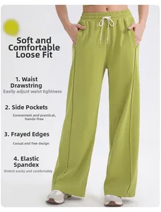 Detalle de pantalones de yoga verdes de pierna ancha con cordón ajustable y bolsillos