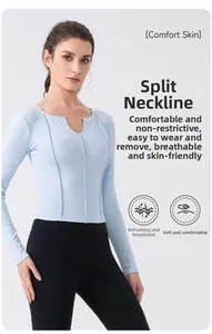 Détail du col fendu sur un t-shirt de yoga bleu clair respirant et coupe ajustée