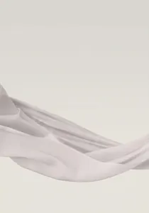 Gros plan montrant la haute respirabilité et le tissu rayé du débardeur de yoga