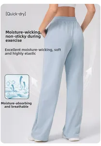 Détail du pantalon de sport bleu clair à séchage rapide avec tissu évacuant l'humidité