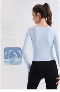 Détail du tissu respirant et léger du t-shirt de yoga bleu clair avec texture aérée