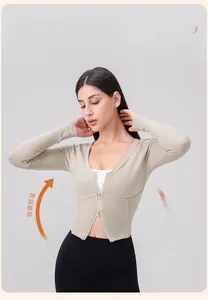 Dettaglio della maglia da yoga slim fit con doppia cerniera per un look sportivo elegante