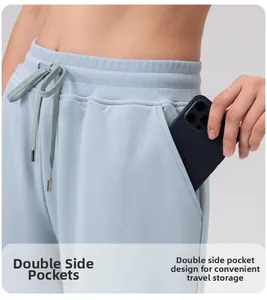 Détail de taille élastique à cordon et poches latérales profondes sur ce jogging bleu