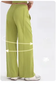 Vista lateral de los pantalones de yoga verde oliva de pernera ancha y talle alto fluido