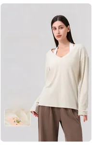 Nahaufnahme des weichen V-Ausschnitt Yoga-Oberteils mit hautfreundlicher Materialtextur