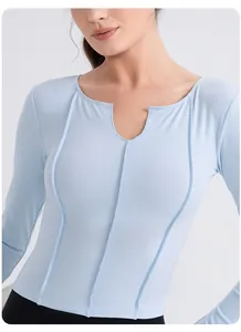 Détail du haut de yoga bleu clair à manches longues avec coutures effet amincissant