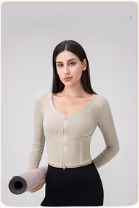 Dettaglio delle cuciture a spina di pesce su giacca sportiva da donna slim con zip
