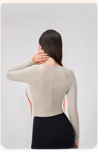 Dettaglio della cucitura a lisca di pesce e texture a coste sul retro del top yoga