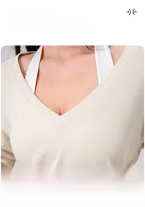 Detail eines beigen Lyocell-Yoga-Oberteils mit tiefem V-Ausschnitt für Lagenlook im Fitness