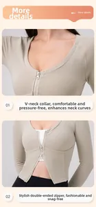 Dettaglio del top da yoga beige a coste con cerniera a doppio cursore e scollo a V