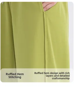 Primer plano del empalme de borde sin rematar y tejido de punto de pantalón yoga verde