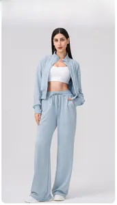 Détail du pantalon de yoga bleu clair à taille haute, cordon et jambes larges en tissu doux