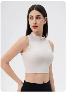 Détail d'un gilet de yoga blanc sans manches avec col montant et demi-fermeture