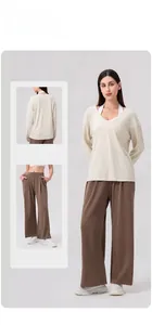 Detailansicht Cremefarbenes Langarm-Yoga-Top mit brauner Weitbeinhose mit hoher Taille