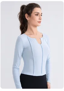 Détail du haut de yoga bleu clair avec encolure en V unique et coutures décoratives
