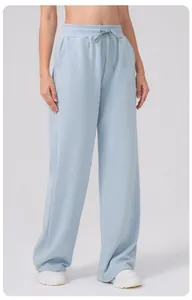 Détail de la taille haute à cordon et du tissu doux du pantalon de sport bleu clair