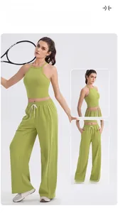 Detalle de pantalones de yoga de pierna ancha y cintura alta con cordón blanco verde