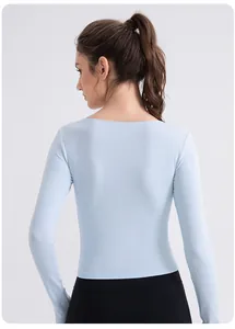 Vue arrière d'un haut de yoga bleu clair en maille côtelée montrant la coupe ajustée et le tissu