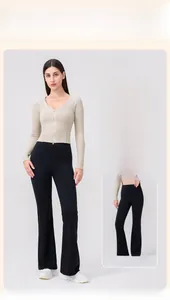 Dettaglio della giacca yoga beige a coste con zip e leggings neri a zampa a vita alta