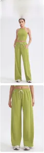 Detalle de los pantalones de yoga anchos verde lima de talle alto con cordón ajustable