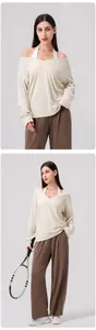 Detail von V-Ausschnitt Yoga-Top und weiter Hose mit weicher Lyocell-Stoffstruktur