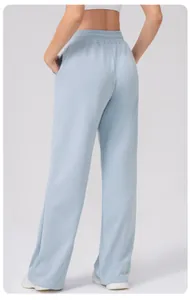 Vue arrière du pantalon de yoga bleu clair à jambes larges avec taille haute et coupe ample