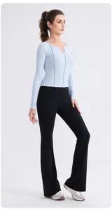 Détail de l'ensemble de yoga femme avec haut à manches longues et pantalon évasé