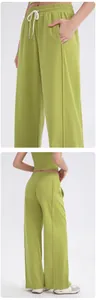 Detalle frontal y trasero de los pantalones de yoga verdes de talle alto con cordón