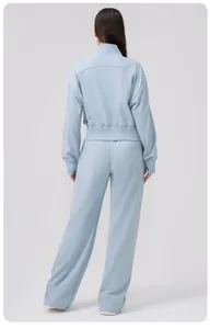 Vue arrière du pantalon de yoga bleu clair à taille haute et du sweat-shirt assorti