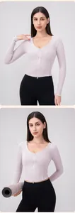 Dettaglio della giacca sportiva a costine con zip e dei leggings da yoga aderenti