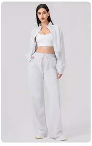 Ensemble de sport 3 pièces gris avec veste zippée, pantalon large et débardeur blanc
