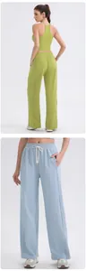 Detalle de pantalón de yoga de pierna ancha con cintura alta, cordón ajustable y bolsillos