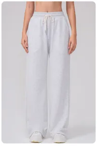 Détail du jogging gris clair à taille haute, cordon de serrage et jambes larges