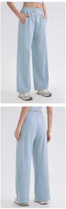 Detalle de pantalones de yoga azul cielo de talle alto con cordón blanco ajustable