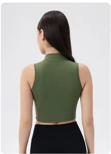 Vue arrière du débardeur de yoga vert armée et du legging noir taille haute sur mannequin