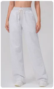 Détail du pantalon de sport gris à taille haute avec ceinture élastique et cordon de serrage