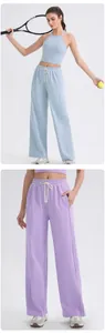 Detalle de cintura alta con cordón en los pantalones de yoga anchos con cordón